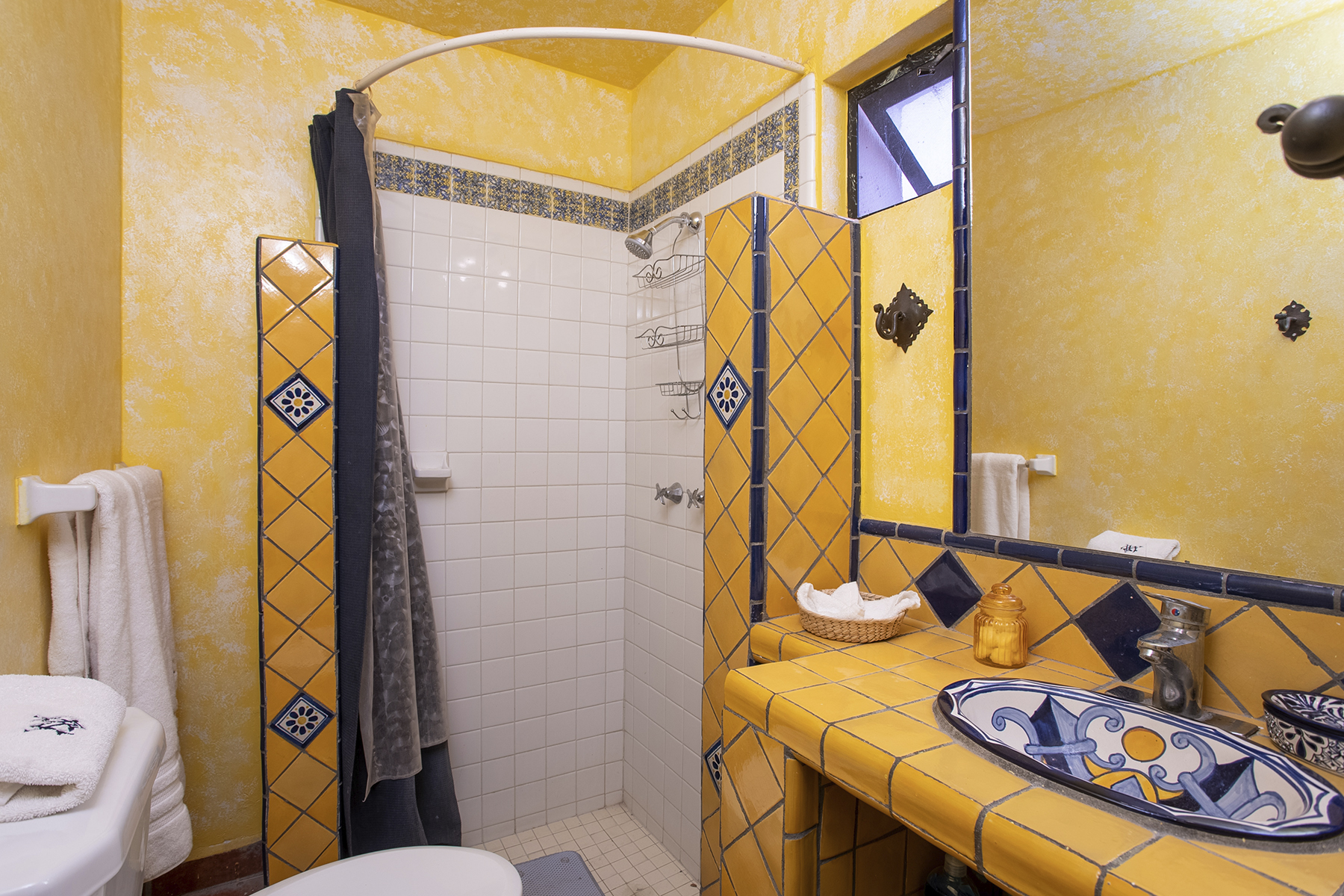 16 Colorful Joyous Artesan Tiles in Baths