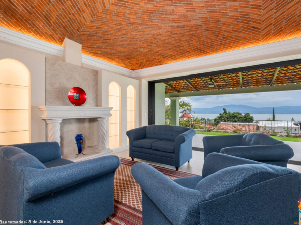 01 One Level Deluxe Lake View Home