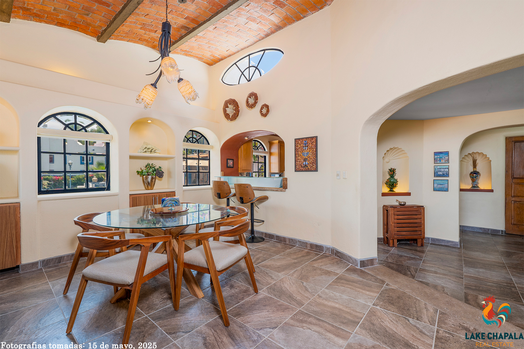17 Dining Room has Mountain View Ocular Window