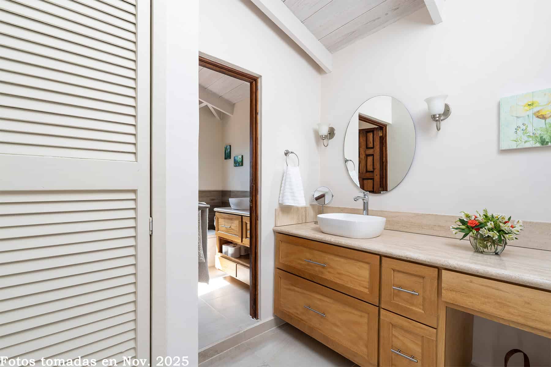 13 Second Fllor Bath has a Seperate Vanity Entry Foyer