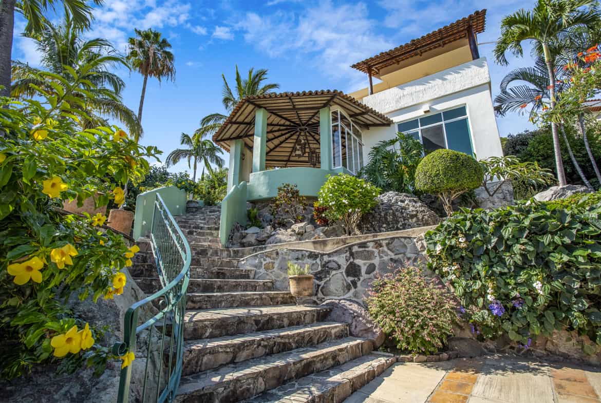 12 Lush Terraced Gardens and Tropical Flowers