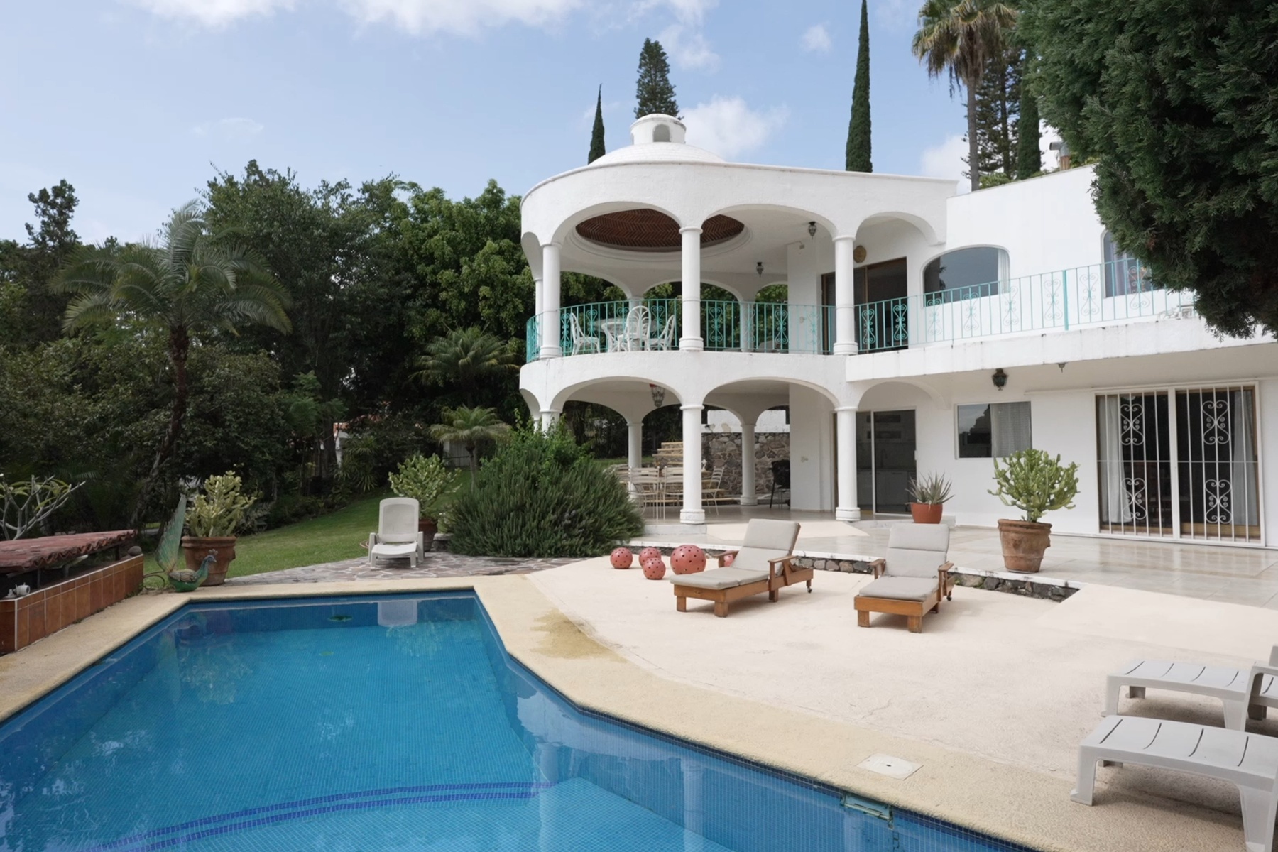 001 Elegant Resort Style Duplex Hacienda with Solar Heated Pool