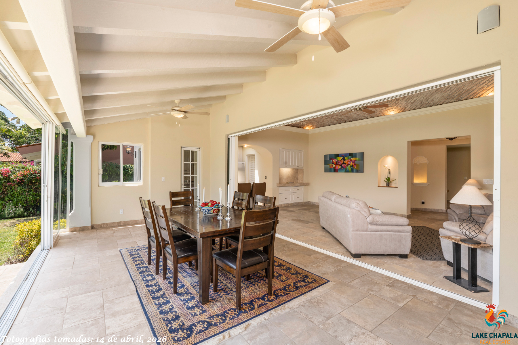 10 Open Concept Living Space Connect to the Garden and Kitchen