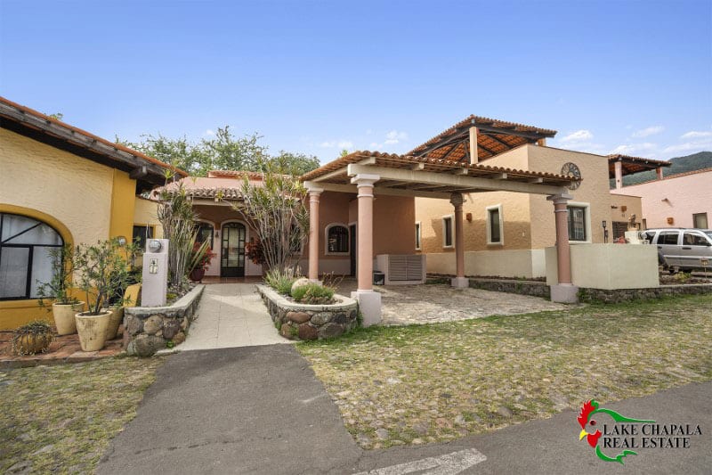 10 Modest Street Facade Hides one of the Largest Lots in El Parque (Custom)