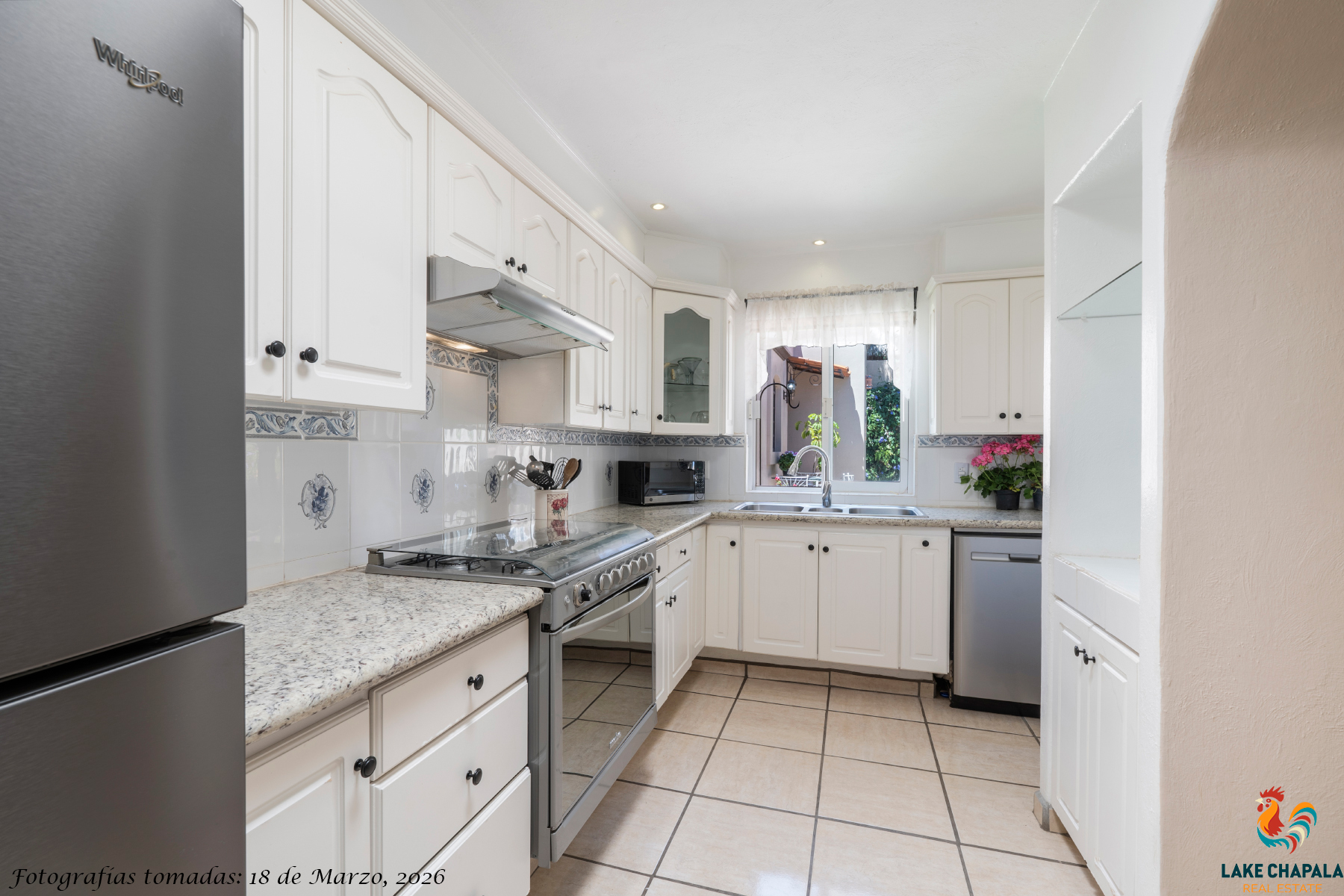 09 Light and Bright Kitchen with Skylight, Garden View and Seperate Laundry Pantry