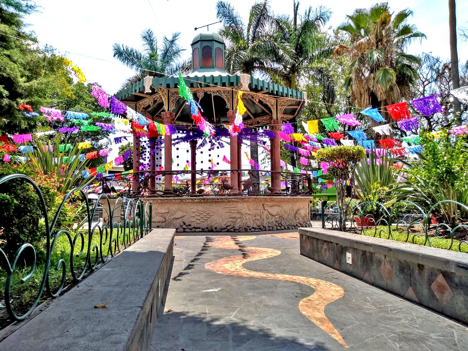 papel picadoplaza