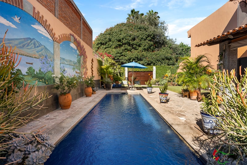 12 Private Pool Oasis