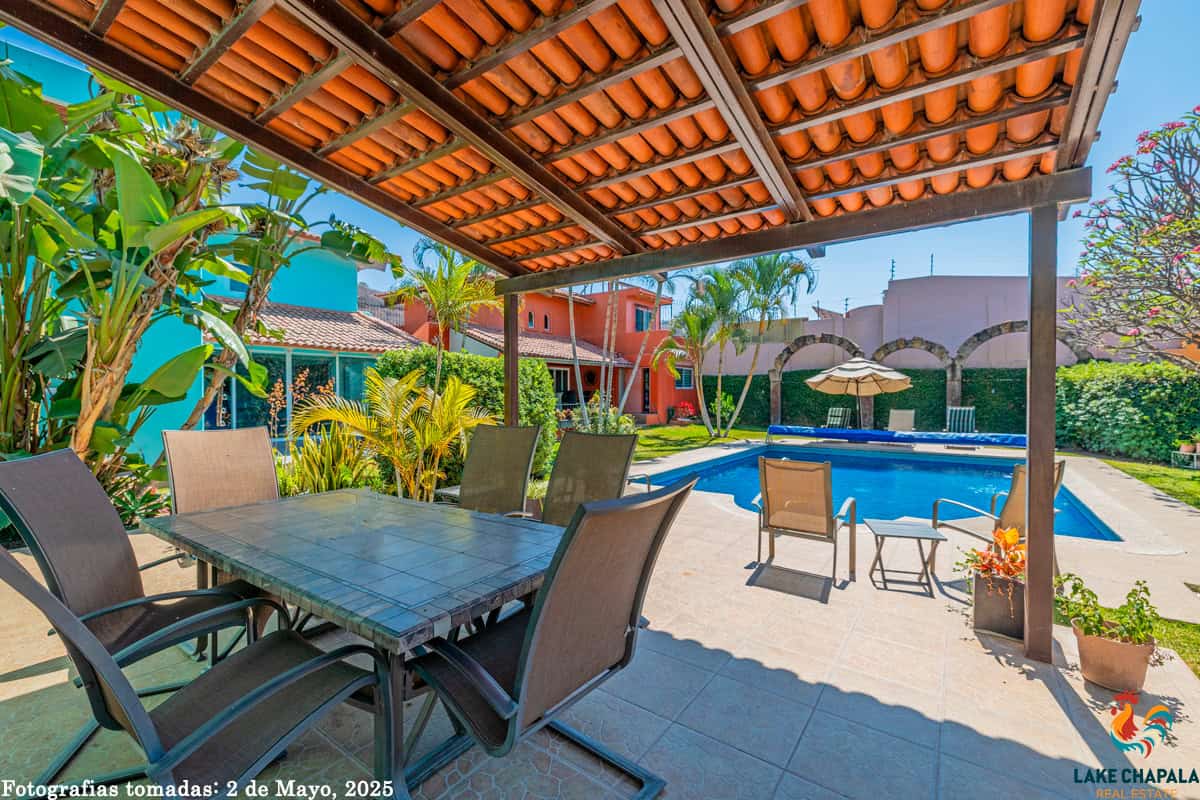 13 Relax Pool Side with Neighbors