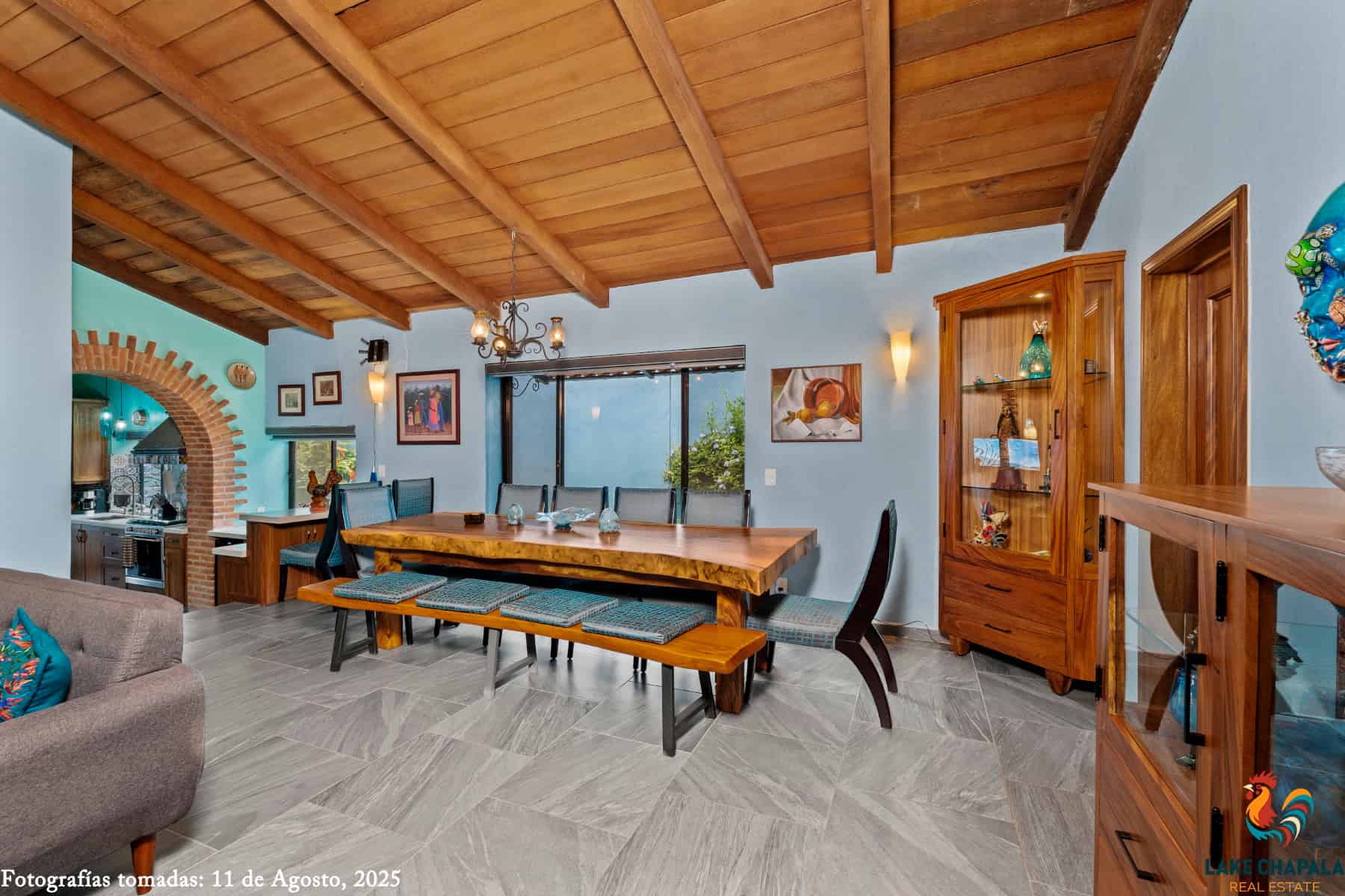 07 Diningroom with Custom Seating for 10