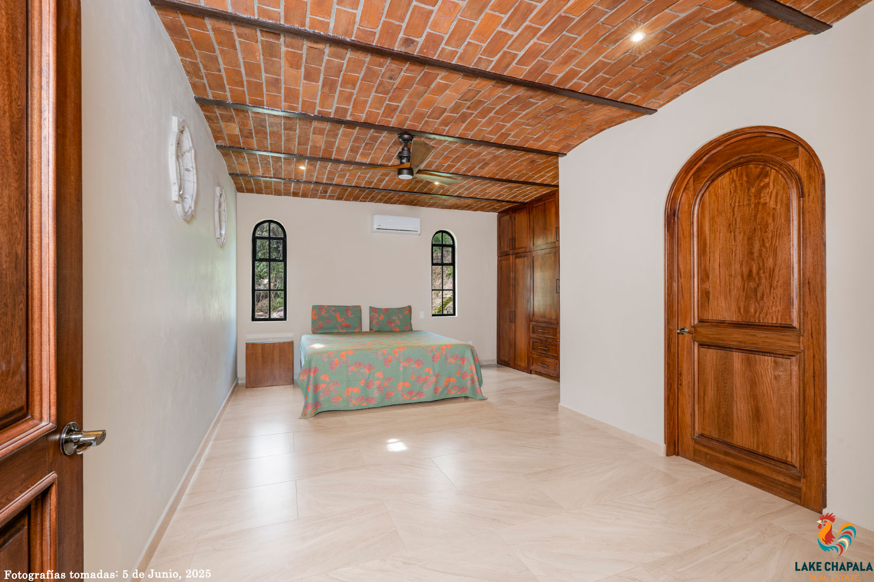 08 North Master with Sitting Area