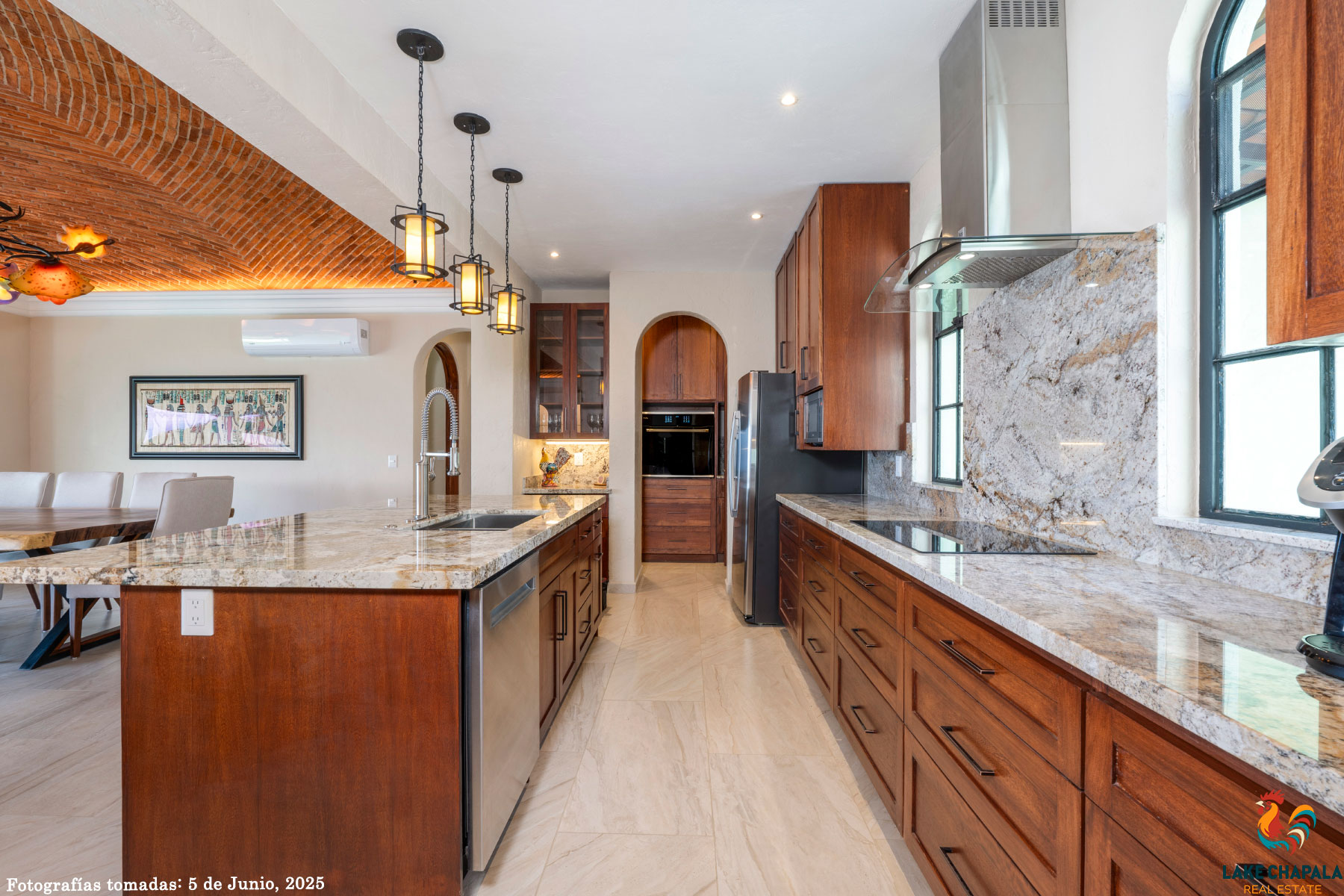 02 Dream Kitchen with Baking Pantry