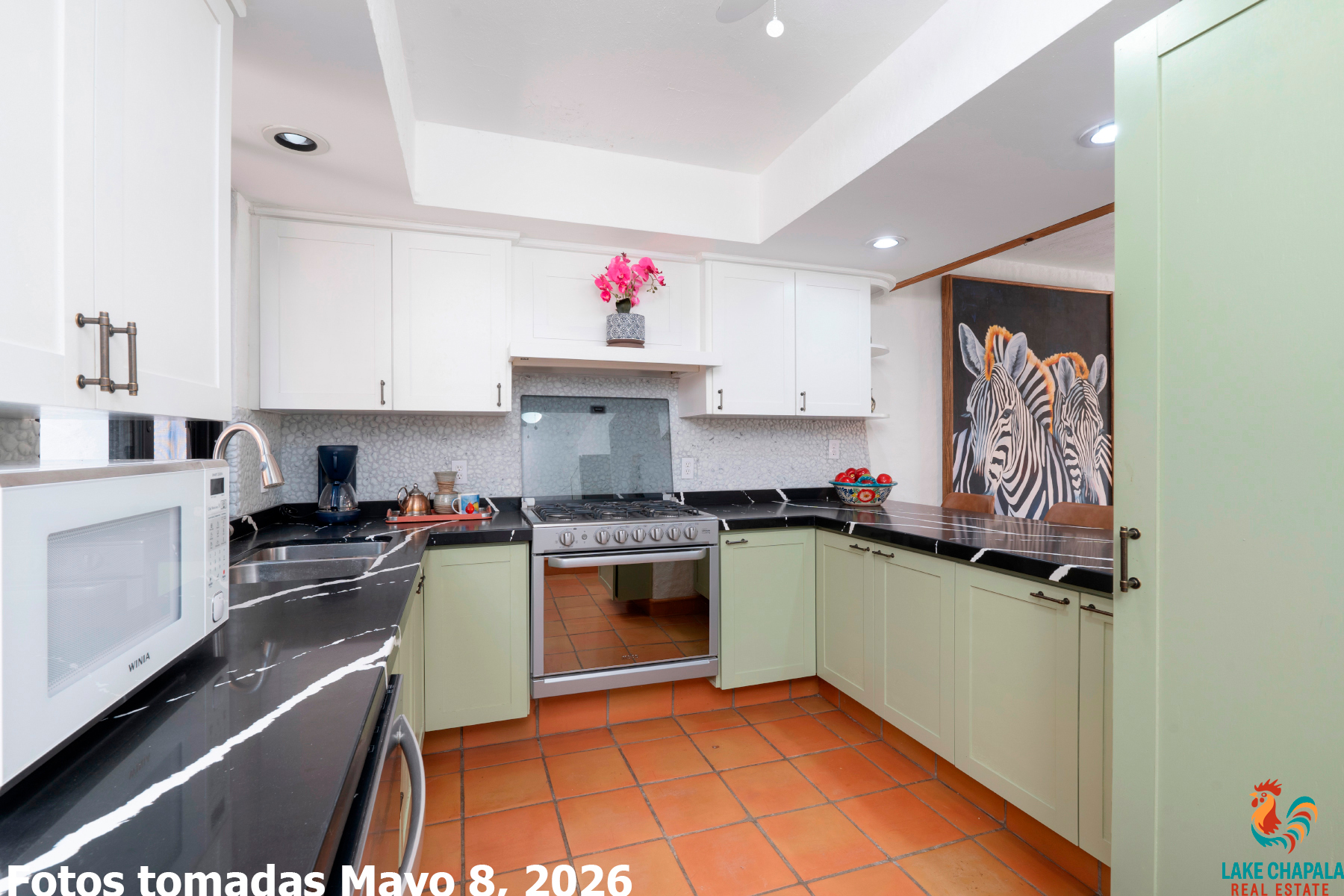 15 Modern Kitchen with Visitors Island