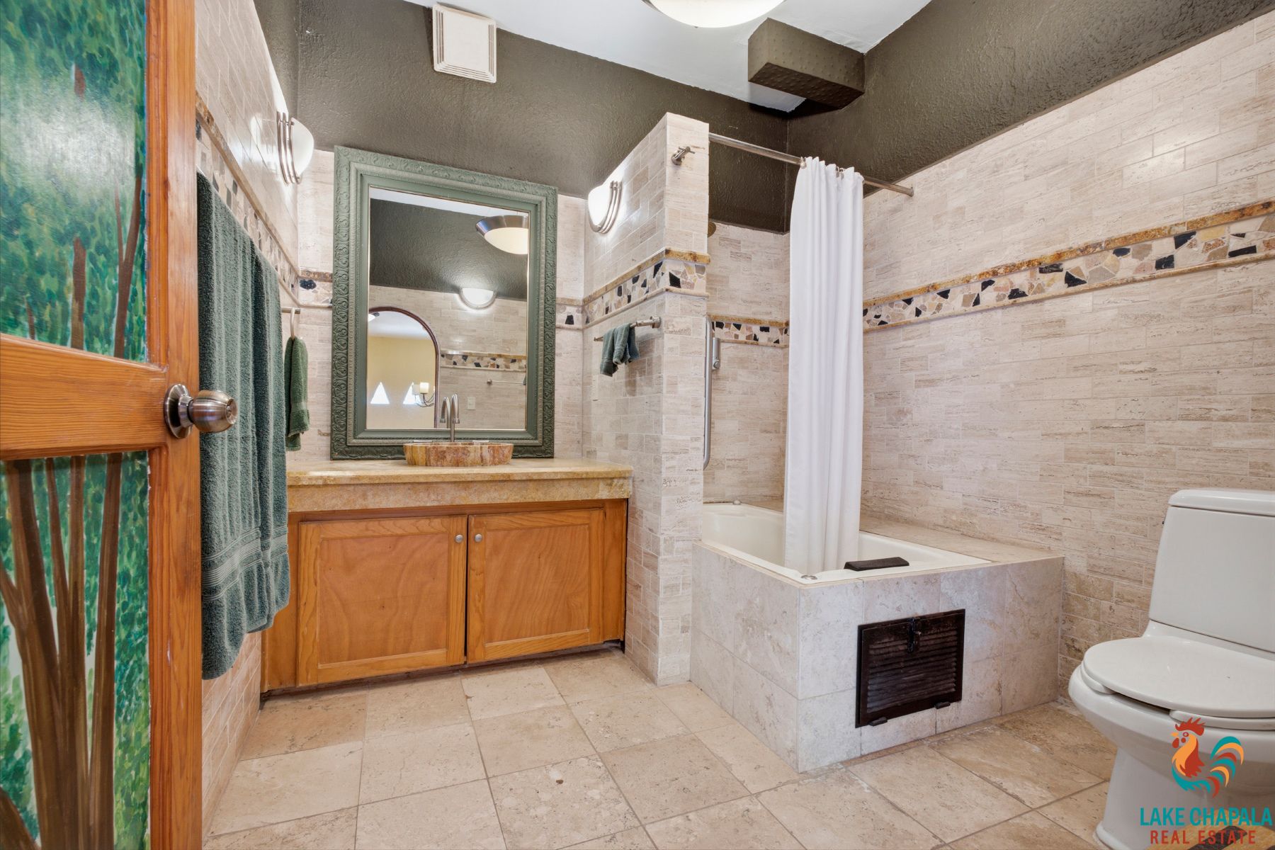 11 Guest Bath with Tub Shower